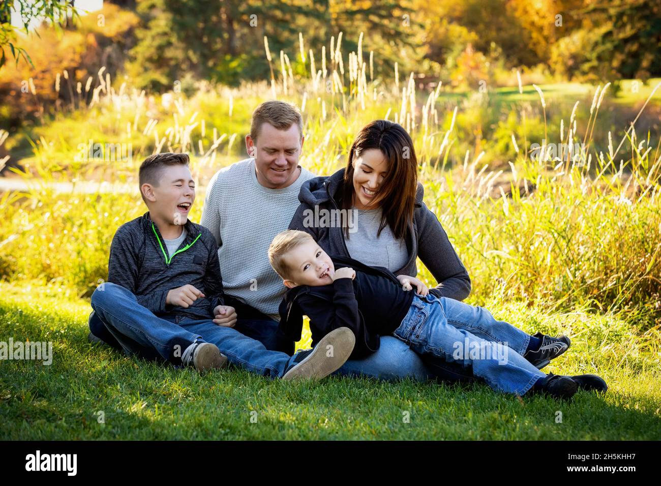 Portrait d'une famille avec deux garçons dans un parc à l'automne; St. Albert, Alberta, Canada Banque D'Images