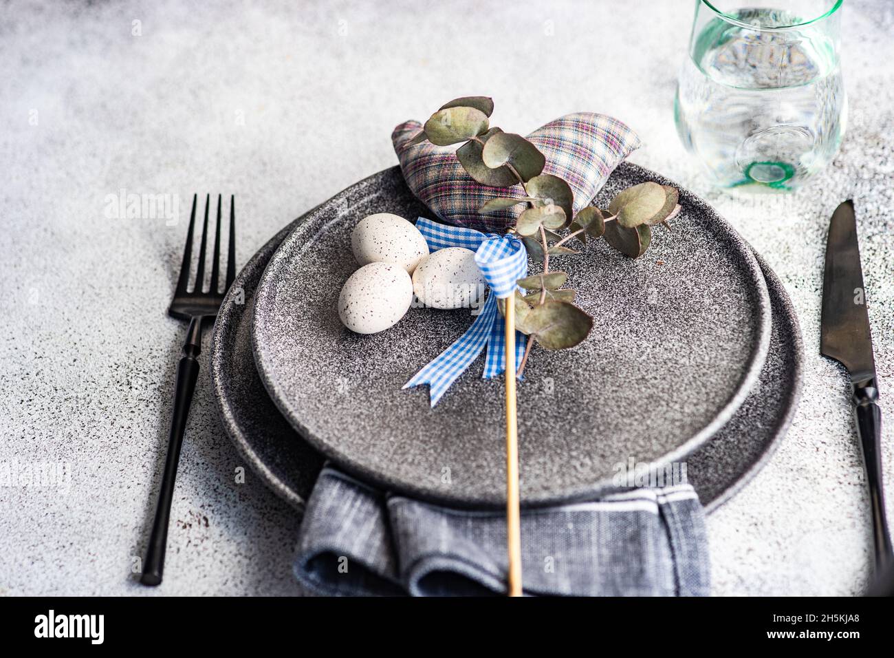 Table festive pour le dîner de pâques Banque D'Images