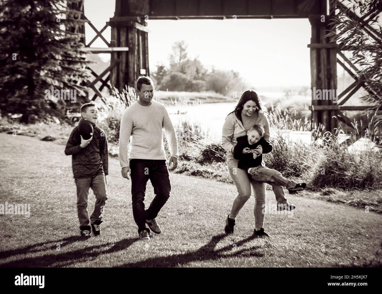 Famille passant du temps ensemble pendant une belle journée ensoleillée dans un parc de la ville; St. Alberta, Alberta, Canada Banque D'Images