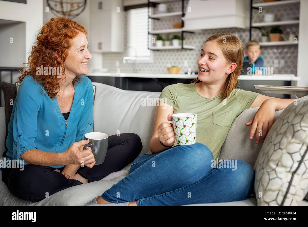 Temps de thé pour la mère et la fille à la maison; Edmonton, Alberta, Canada Banque D'Images