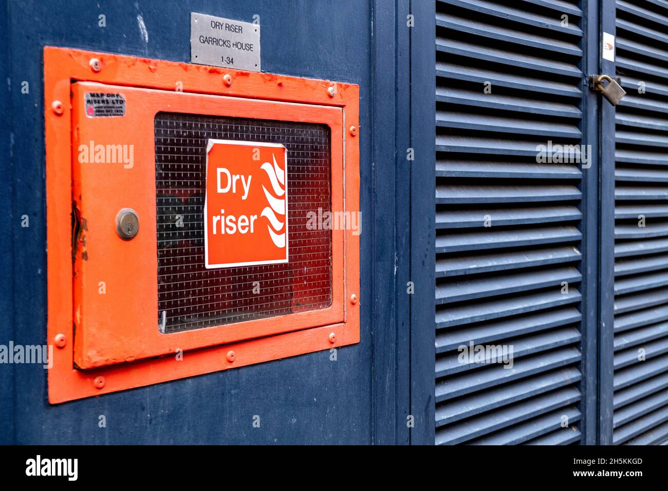 Kingston upon Thames Londres Angleterre Royaume-Uni novembre 5 2021, installation de Dry Riser Service incendie dans Un immeuble résidentiel d'appartements Banque D'Images