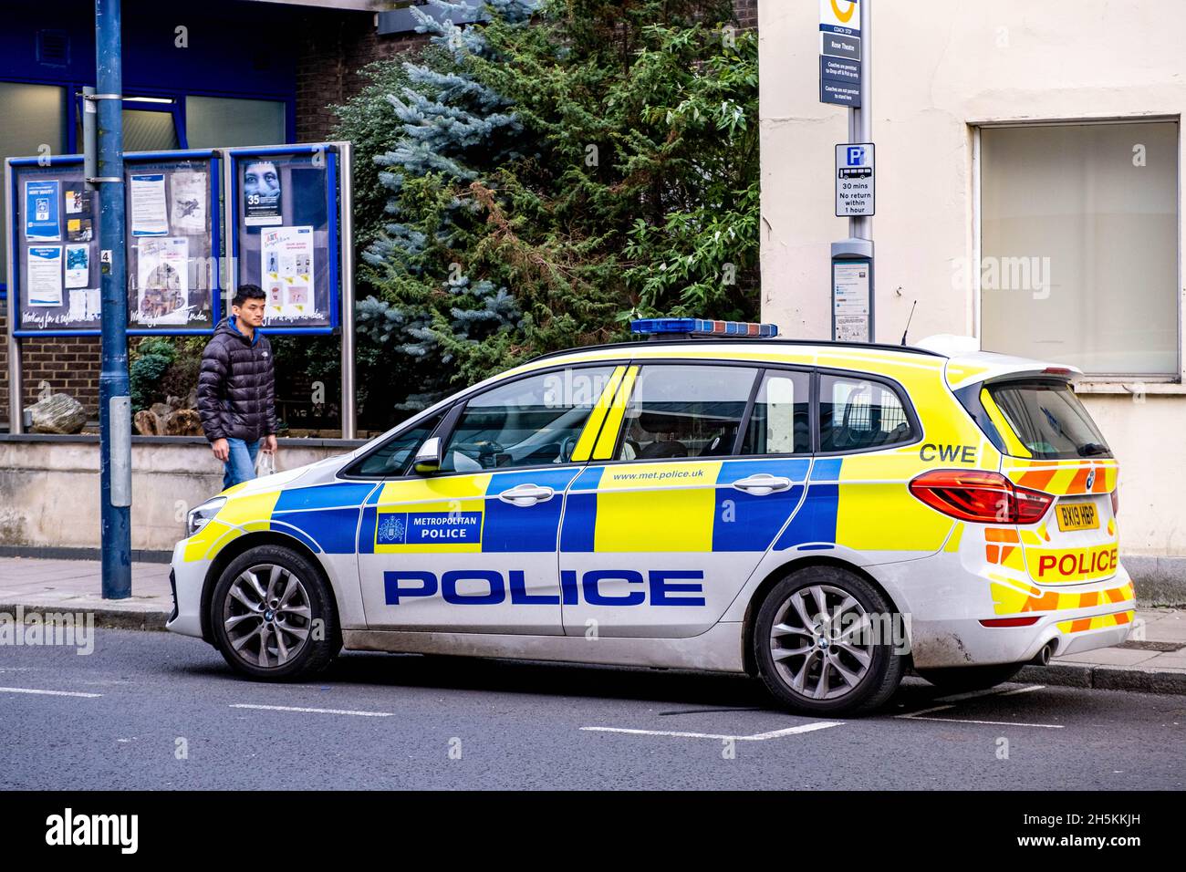 Kingston upon Thames Londres Angleterre Royaume-Uni novembre 5 2021, papeterie police Squad car garé à Un arrêt de bus Banque D'Images