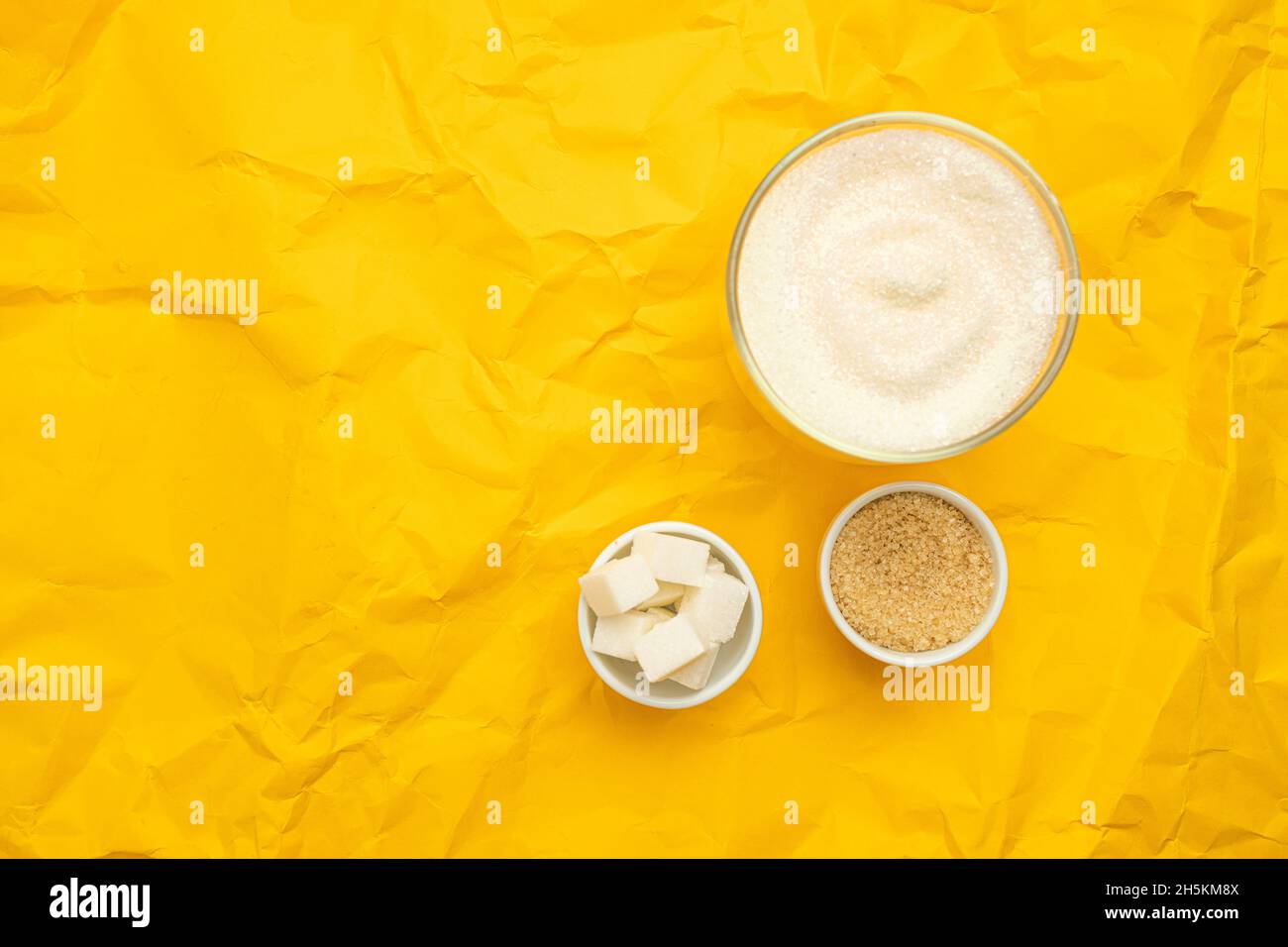 Différents types de sucre sur fond jaune avec espace de copie.Concept d'alimentation et d'alimentation saine.Un mode de vie sain. Banque D'Images