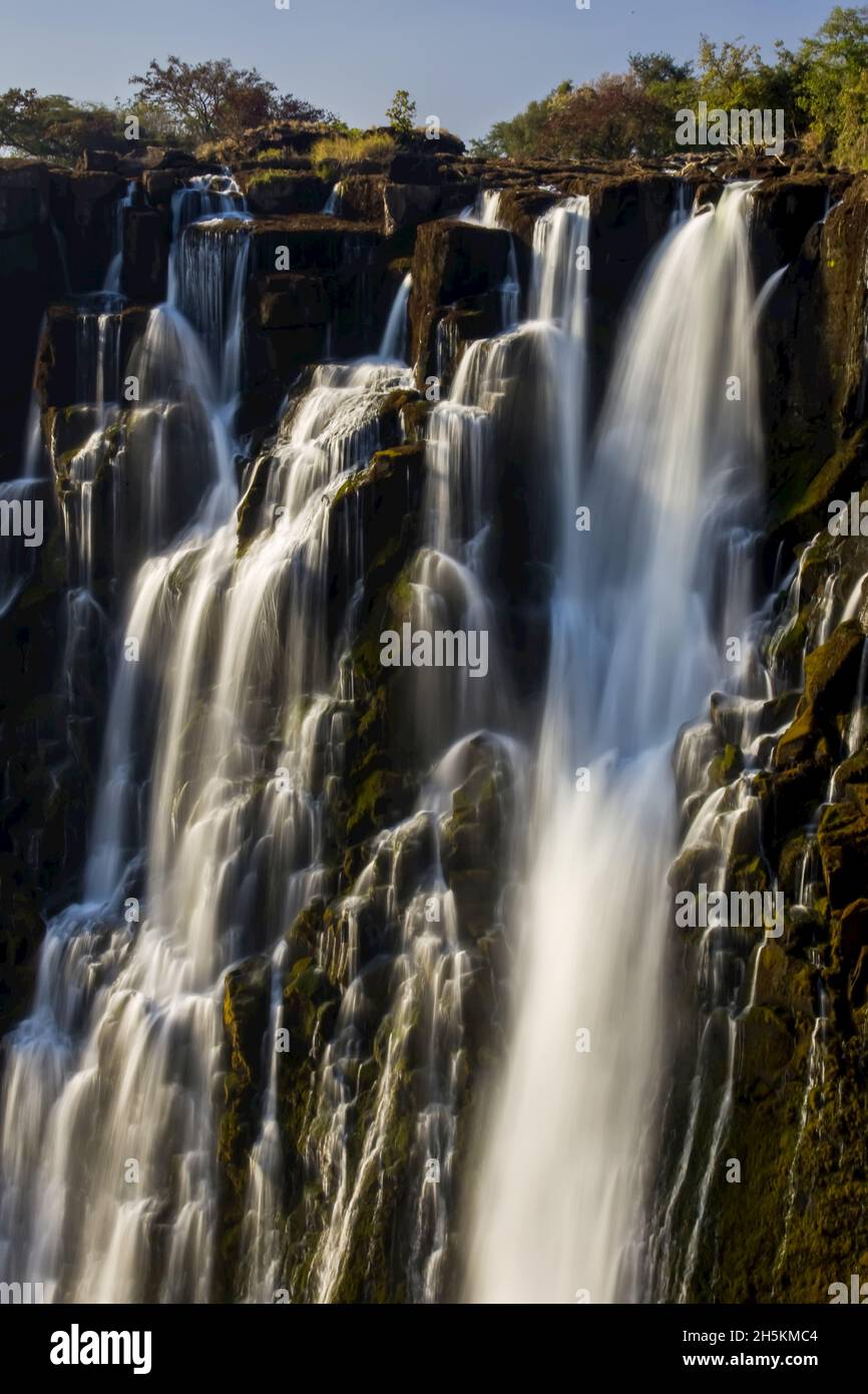 Cascades de toutes tailles cascade au-dessus d'une falaise. Banque D'Images