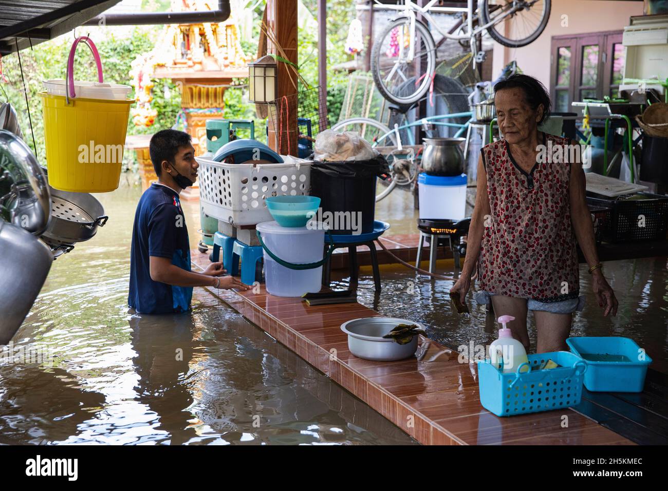 Nonthaburi, Thaïlande.10 novembre 2021.Les résidents de Koh Kret vus dans leur maison inondée.après la tempête de Dianmu, la tempête tropicale de Lionrock et la tempête de Kompasu, 13 provinces ont été touchées par le niveau de la mer marémotrice qui a causé des inondations.Koh Kret une destination touristique culturelle connaissable, une communauté au bord de la rivière et une île à Nonthaburi sont quelques-unes des zones touchées.Crédit : SOPA Images Limited/Alamy Live News Banque D'Images