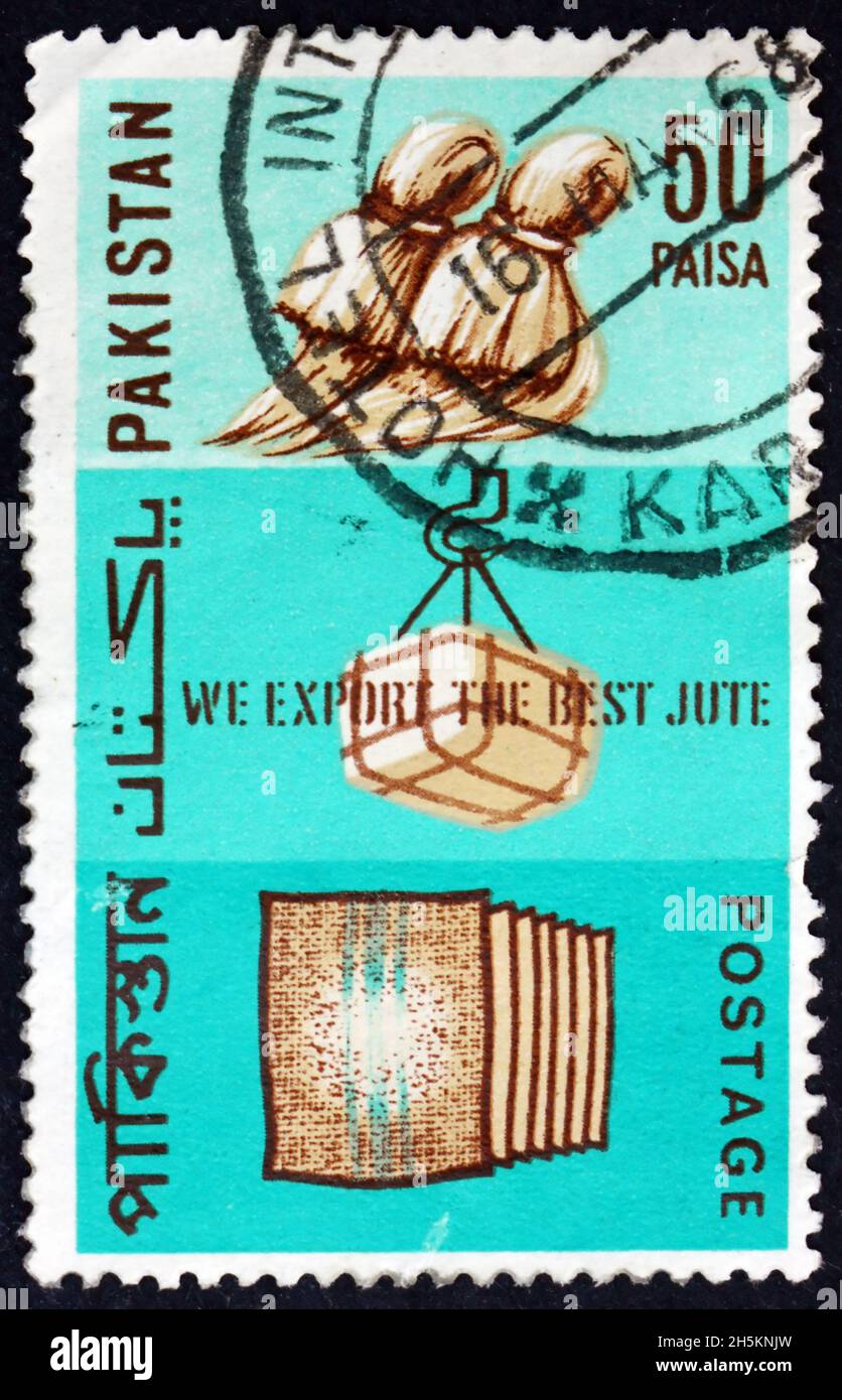 PAKISTAN - VERS 1967 : un timbre imprimé au Pakistan montre le jute brut, la balle et le tissu, produit d'exportation majeur, vers 1967 Banque D'Images