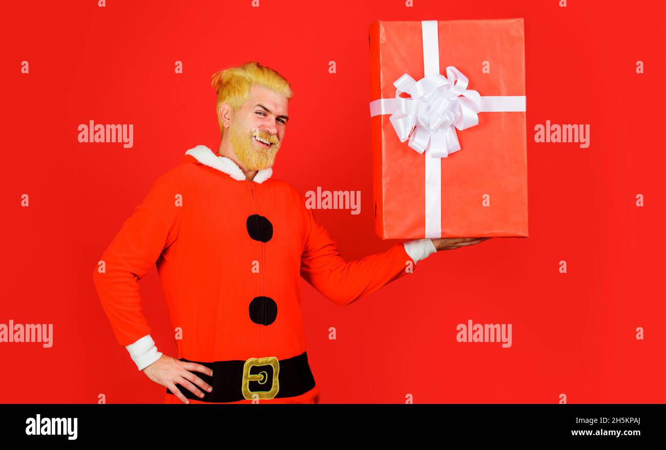 Père Noël avec boîte cadeau.Homme souriant en costume de père noël avec cadeau de Noël.Bonne Année.Joyeux Noël.Service de livraison. Banque D'Images