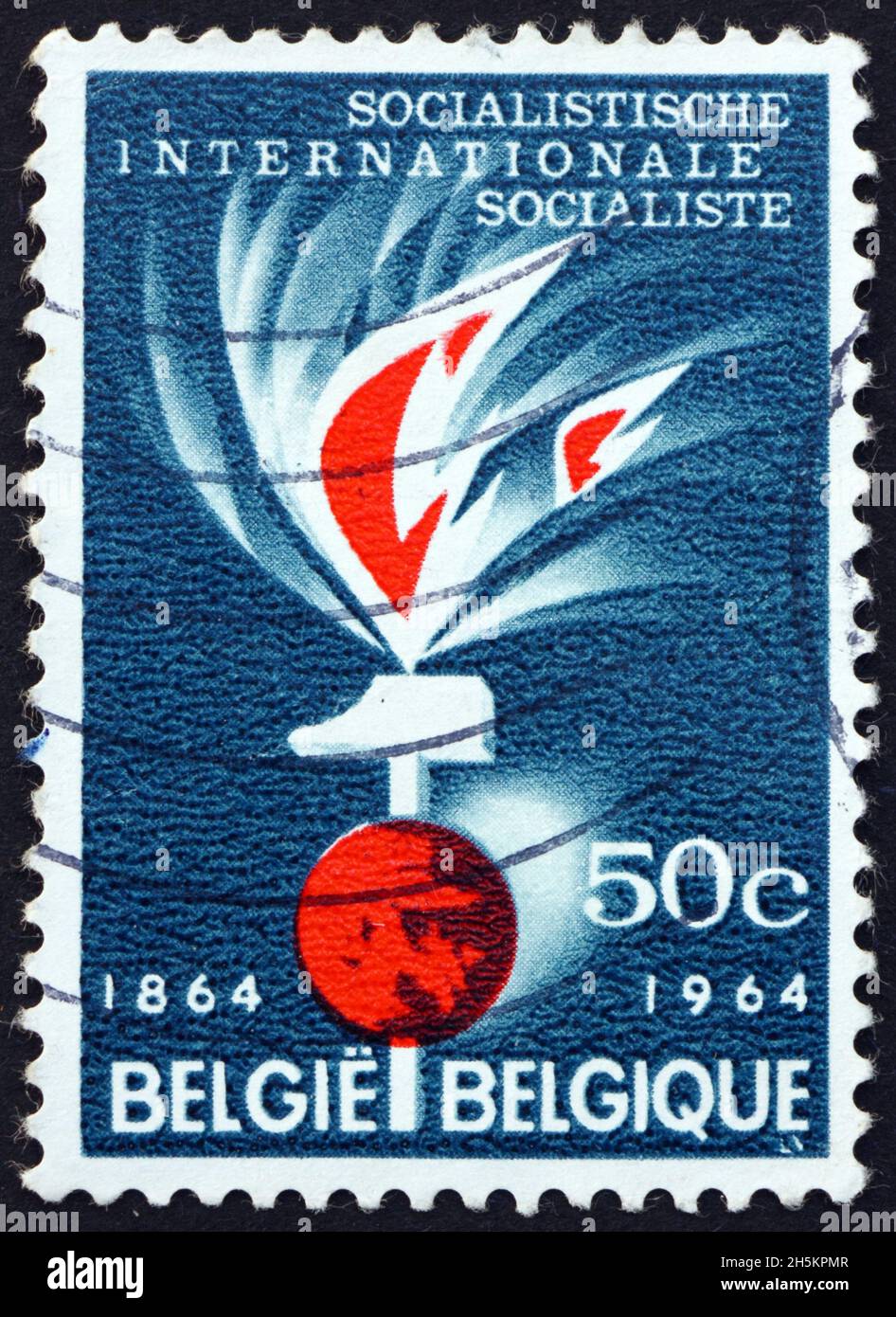 BELGIQUE - VERS 1964 : un timbre imprimé en Belgique montre une flamme, un marteau et un globe, centenaire de la première internationale socialiste, fondée à Londres, cir Banque D'Images