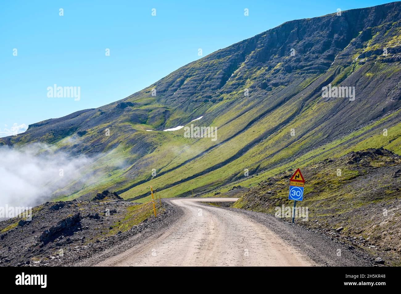 Route du col de montagne Hellisheidi Eystri dans la région nord de l'Islande; Ketilsstadhir, Austurland, Islande Banque D'Images