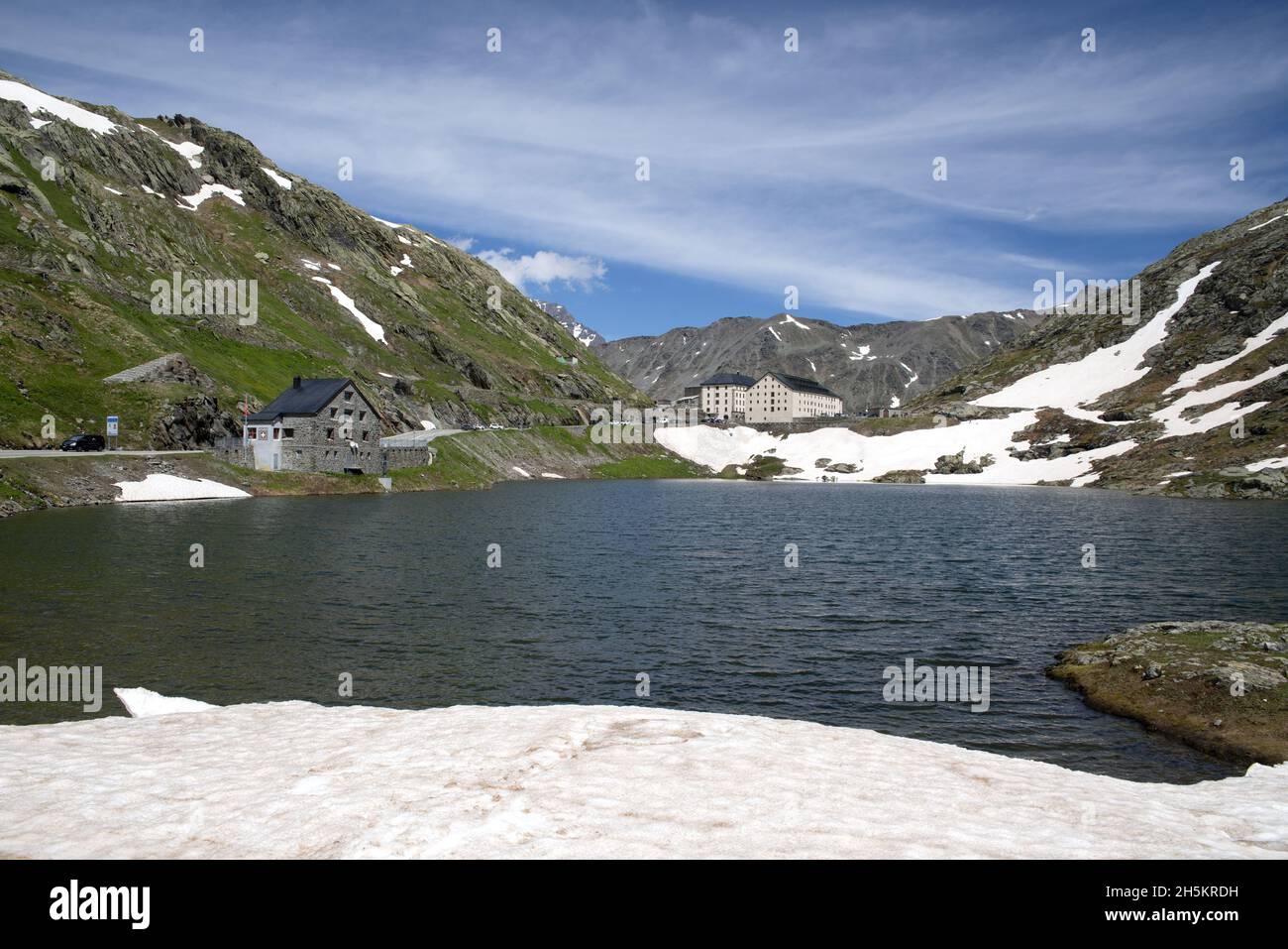Lac et logement au col de San Bernardino, un col de haute montagne dans les Alpes suisses ; Suisse Banque D'Images