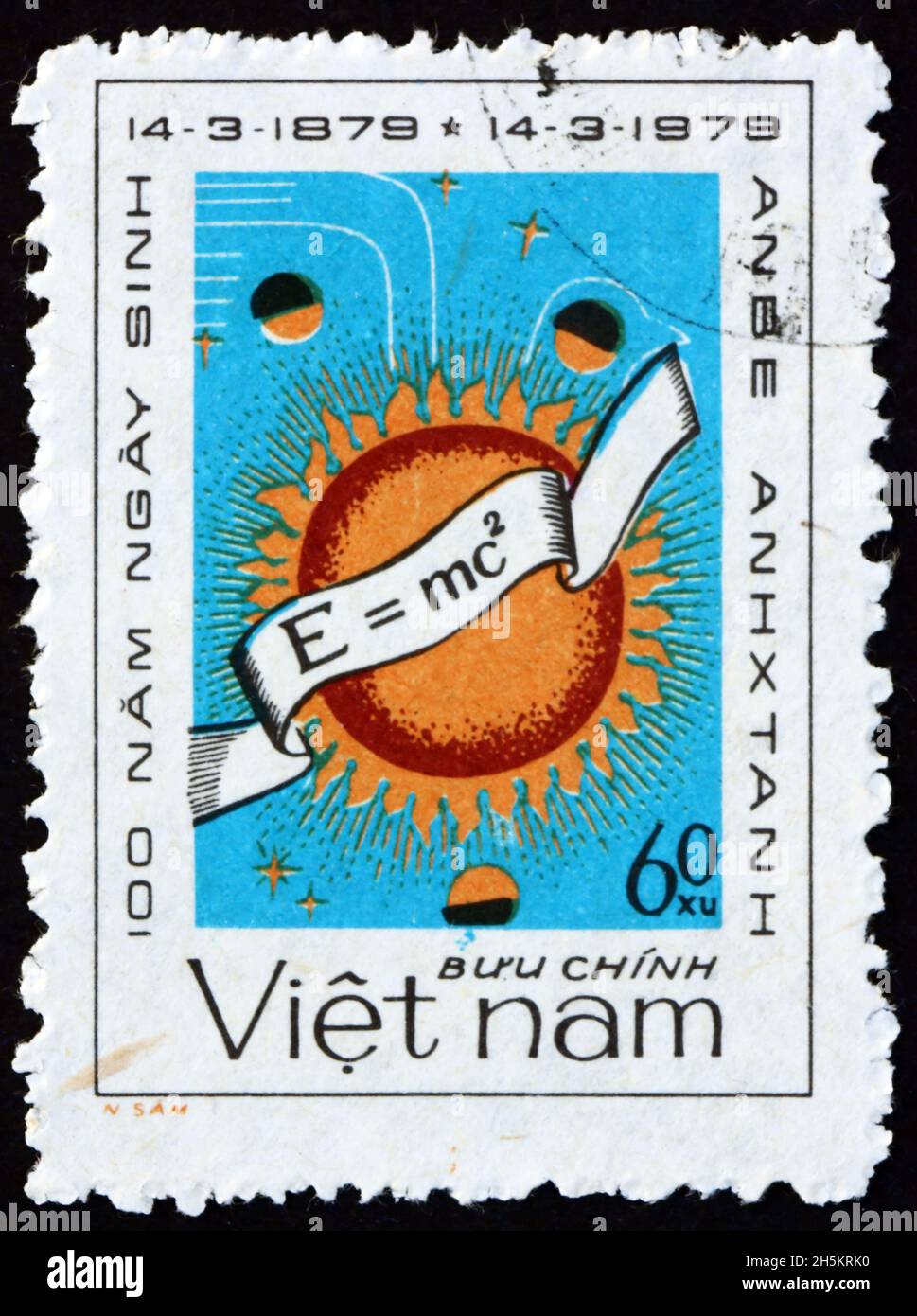 VIETNAM - VERS 1979: Un timbre imprimé au Vietnam dédié à Albert Einstein, physicien, montre l'équation, le soleil, les planètes,vers 1979 Banque D'Images