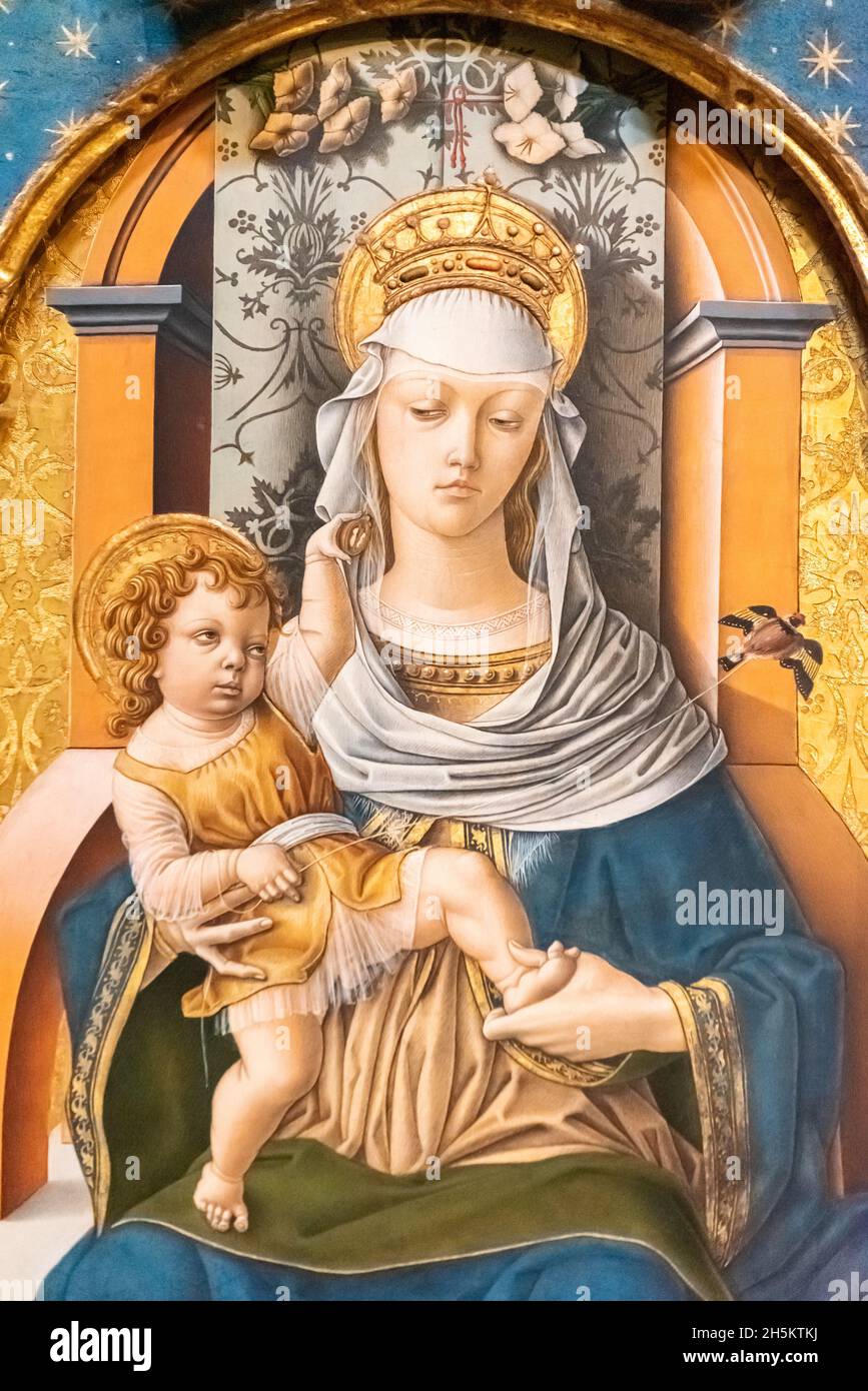 Détail de la peinture religieuse médiévale montrant la Vierge Marie comme une reine assise sur un trône avec Jésus comme un garçon sur ses genoux Banque D'Images