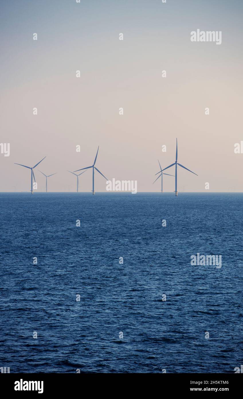 Éoliennes faisant partie d'un parc éolien offshore en mer du Nord, au large de la côte sud-est de l'Angleterre Banque D'Images