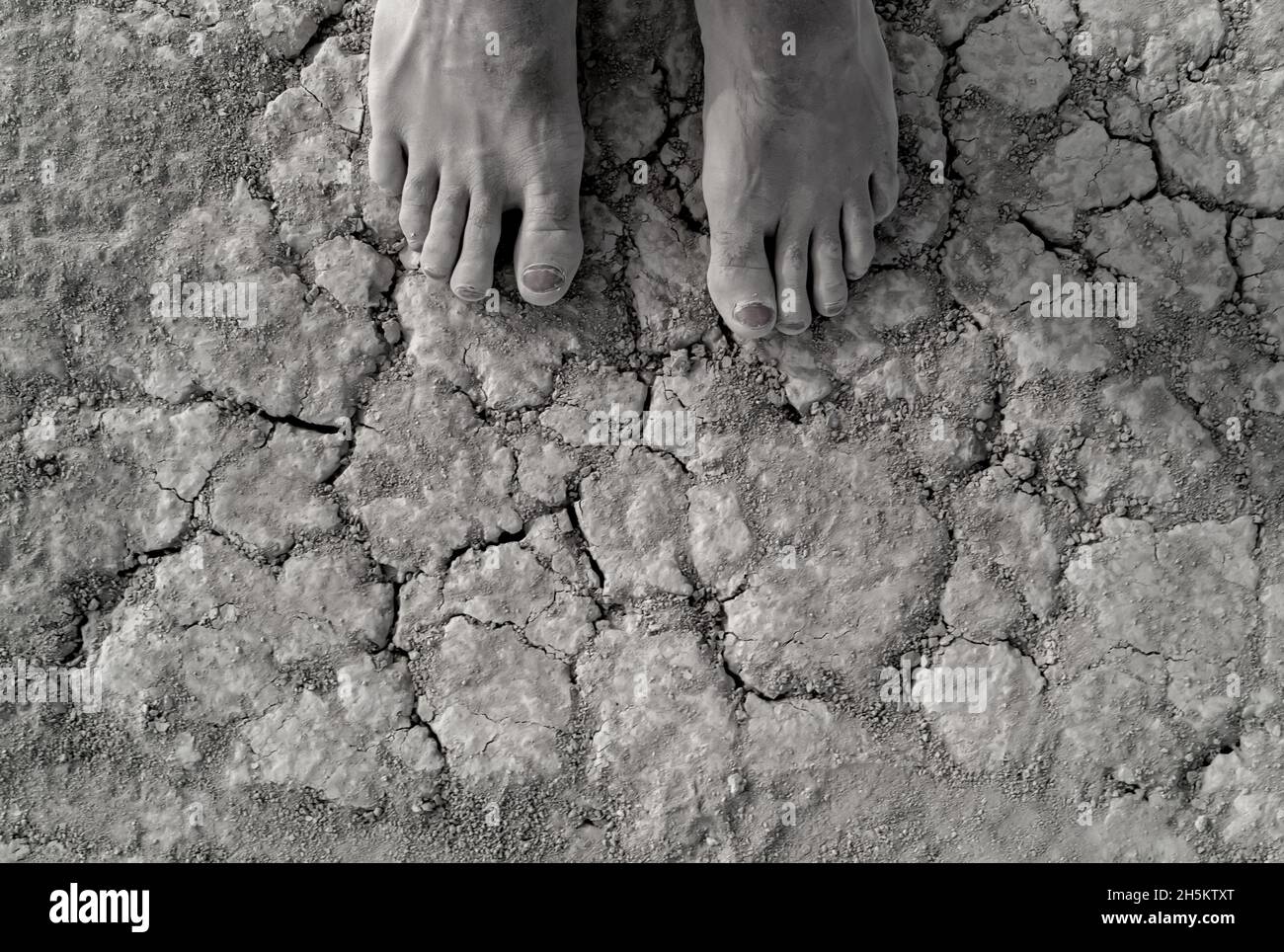 Pieds couverts de poussière sur la Playa à Burning Man. Banque D'Images