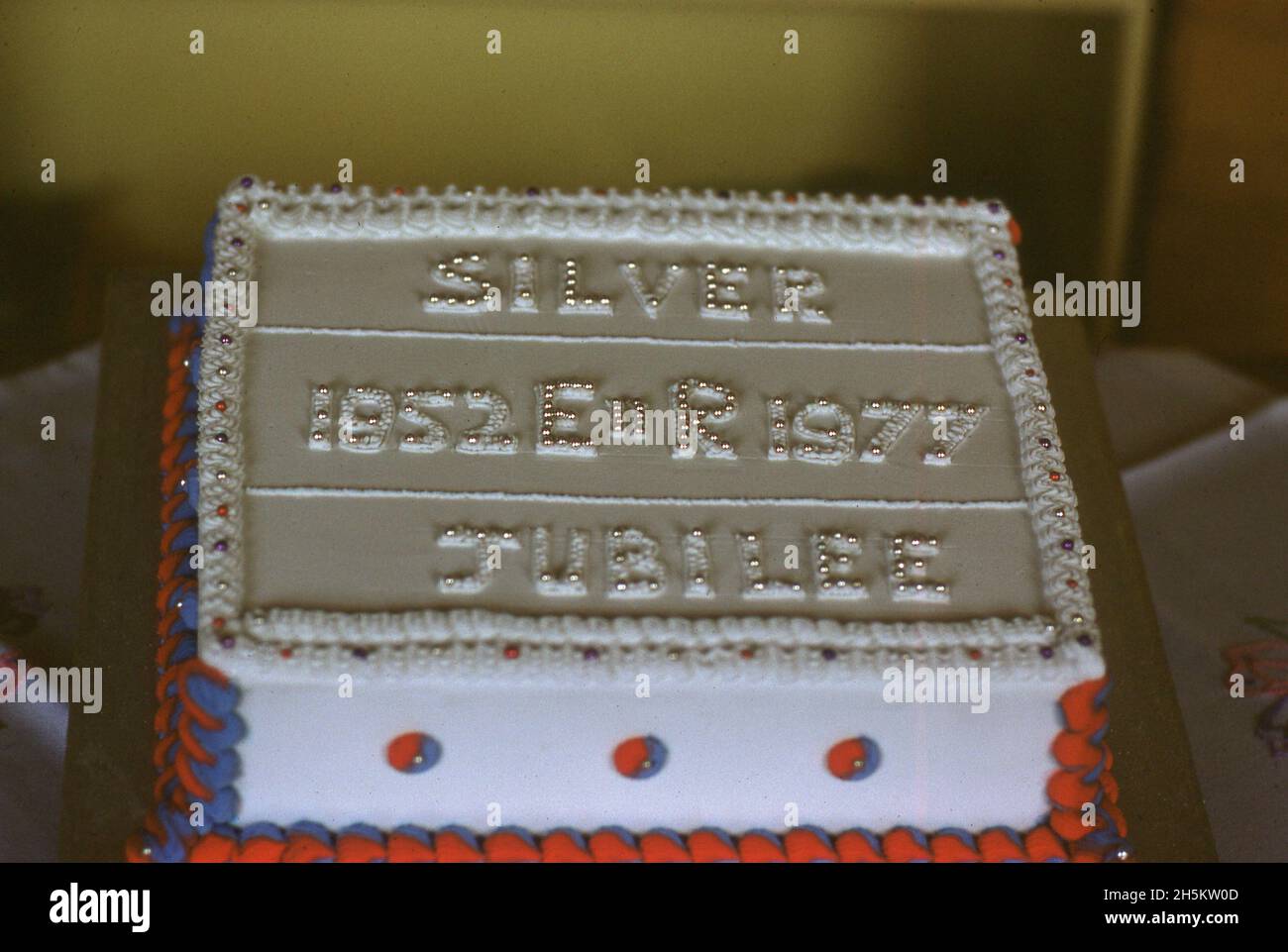 1977, historique, Reine Elizabeth II Silver jubliee, un gâteau avec un lettrage décoratif givrant, Angleterre, Royaume-Uni. Banque D'Images