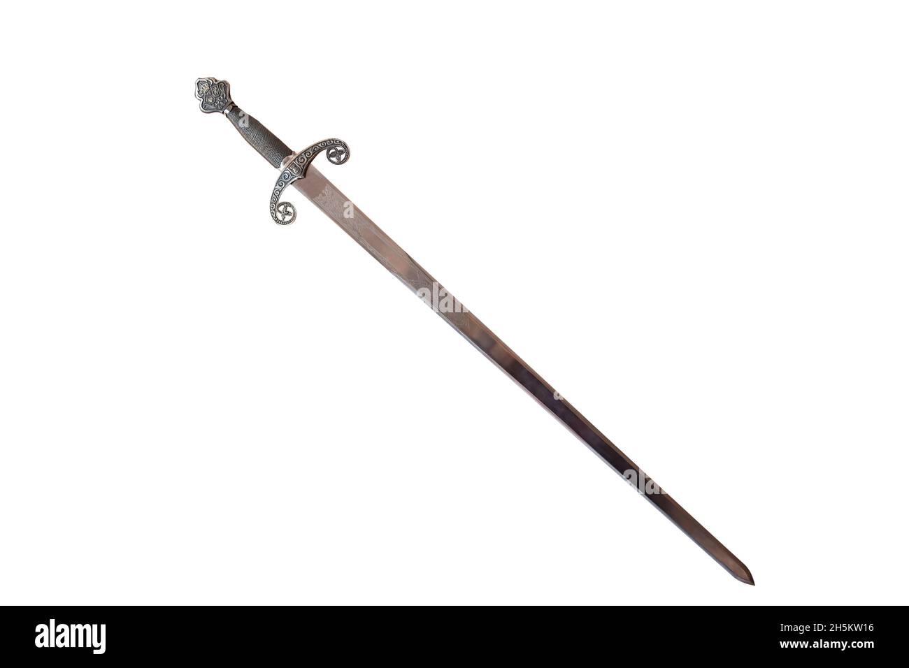 Épée espagnole antique de la période médiévale isolée sur fond blanc Banque D'Images