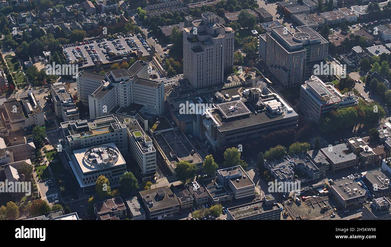 Vue aérienne du complexe de l'Hôpital général de Vancouver, au sud de la ville, au Canada, avec rues, arbres et stationnement. Banque D'Images