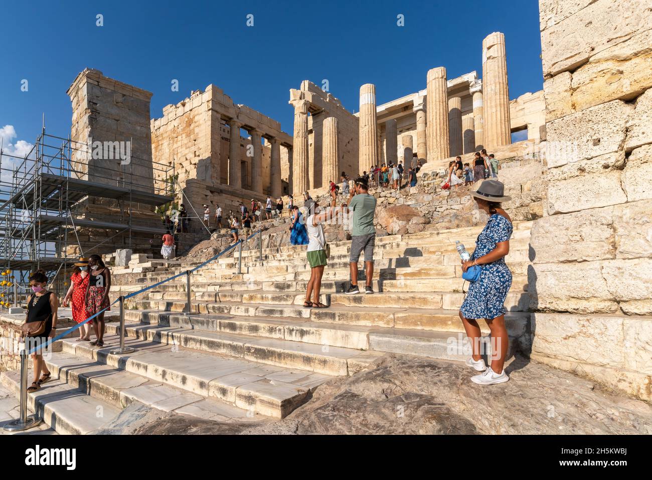 Le Propylaea était la porte monumentale de l'Acropole. Les touristes entrent sur le site archéologique de l'Acropole depuis le Propylaea. Jour ensoleillé Banque D'Images