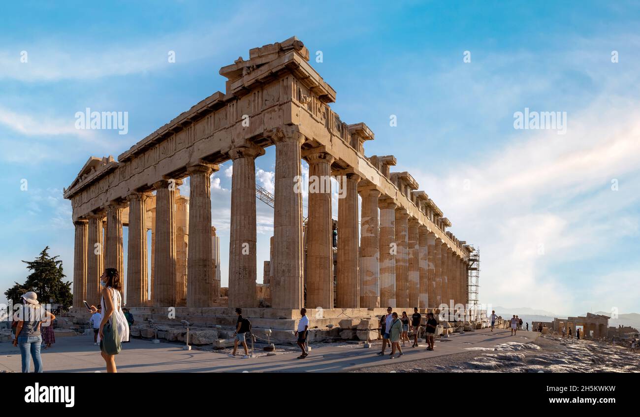 Temple Parthénon au site archéologique de l'Acropole. Erechtheion Temple en arrière-plan. Vue panoramique en angle, jour ensoleillé, ciel bleu ciel nuageux Banque D'Images