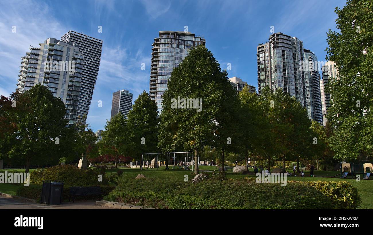 Les gens qui apprécient leur temps libre dans le parc George Wainborn, sur la rive de False Creek, au centre-ville de Vancouver, en Colombie-Britannique, au Canada, avec terrain de jeu. Banque D'Images