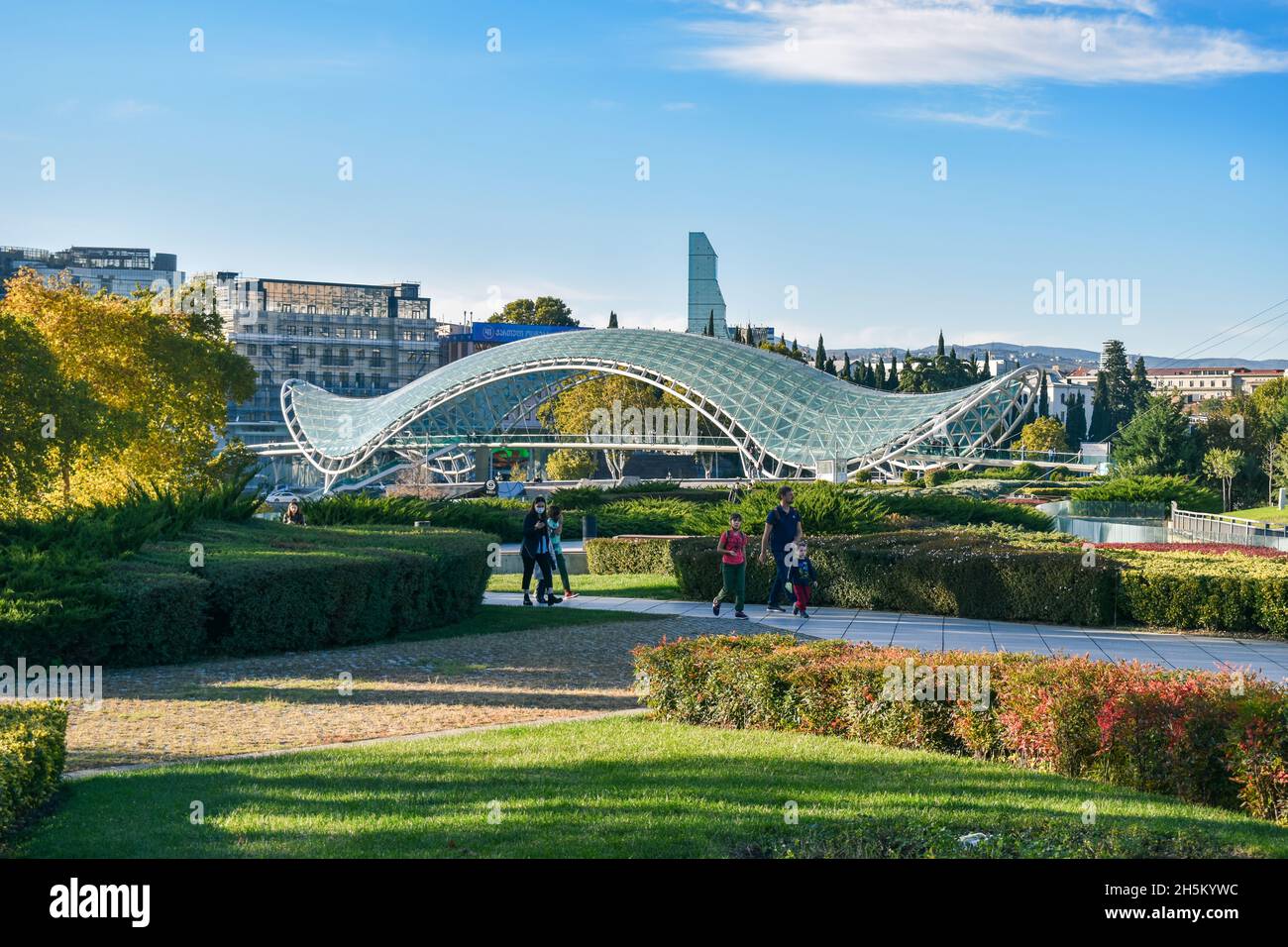 Tbilissi, Géorgie - 24 octobre 2021 : le parc Rike dans la capitale géorgienne avec le pont de la paix, pont piétonnier en forme d'arc au-dessus de la Kura Banque D'Images