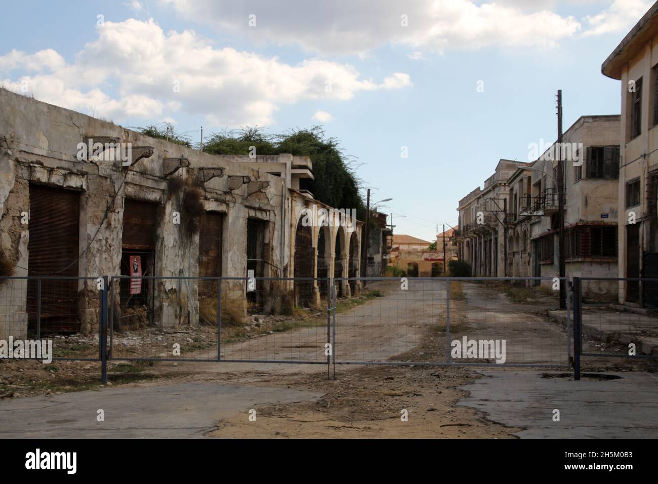 Clôture frontalière de la ville fantôme de Famagousta, dans le nord de Chypre Banque D'Images