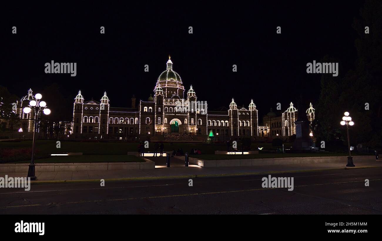 Belle vue de nuit de l'édifice éclairé du Parlement de la Colombie-Britannique dans le centre-ville de Victoria, au Canada, sur l'île de Vancouver, avec lumières de rue. Banque D'Images