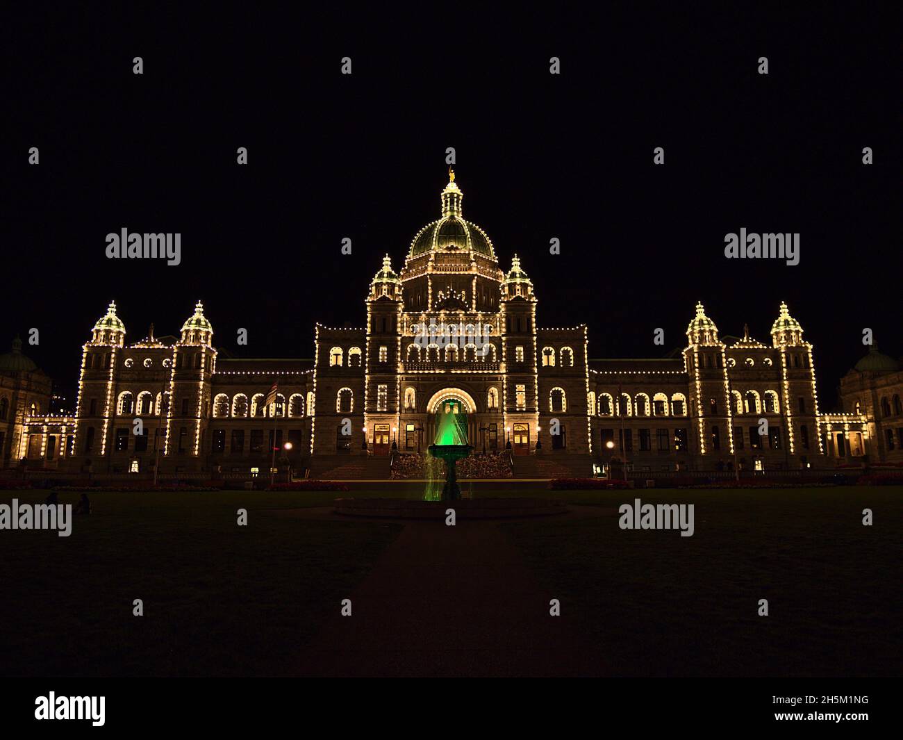 Vue de face des impressionnants édifices du Parlement de la Colombie-Britannique, à Victoria, au Canada, où se trouve l'assemblée législative provinciale, avec fontaine. Banque D'Images