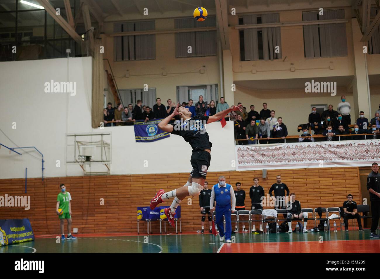 KHARKIV, UKRAINE - 10 NOVEMBRE 2021: Le match de volley de la coupe CEV Challenge VSC Law Academy vs VCA AMSTETTEN Banque D'Images