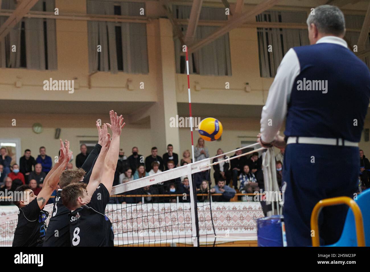KHARKIV, UKRAINE - 10 NOVEMBRE 2021: Le match de volley de la coupe CEV Challenge VSC Law Academy vs VCA AMSTETTEN Banque D'Images