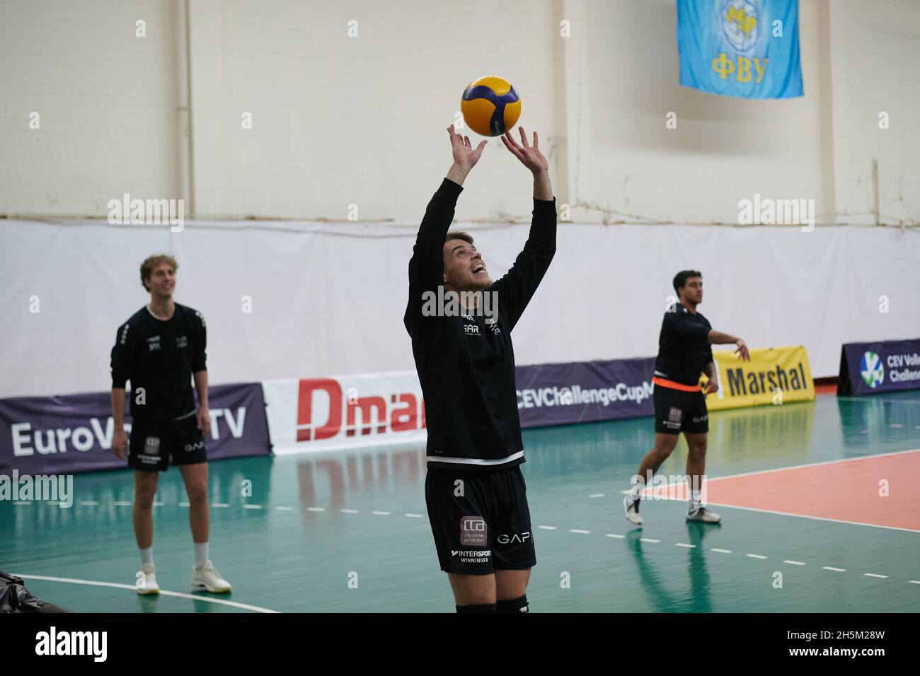KHARKIV, UKRAINE - 10 NOVEMBRE 2021: Le match de volley de la coupe CEV Challenge VSC Law Academy vs VCA AMSTETTEN Banque D'Images