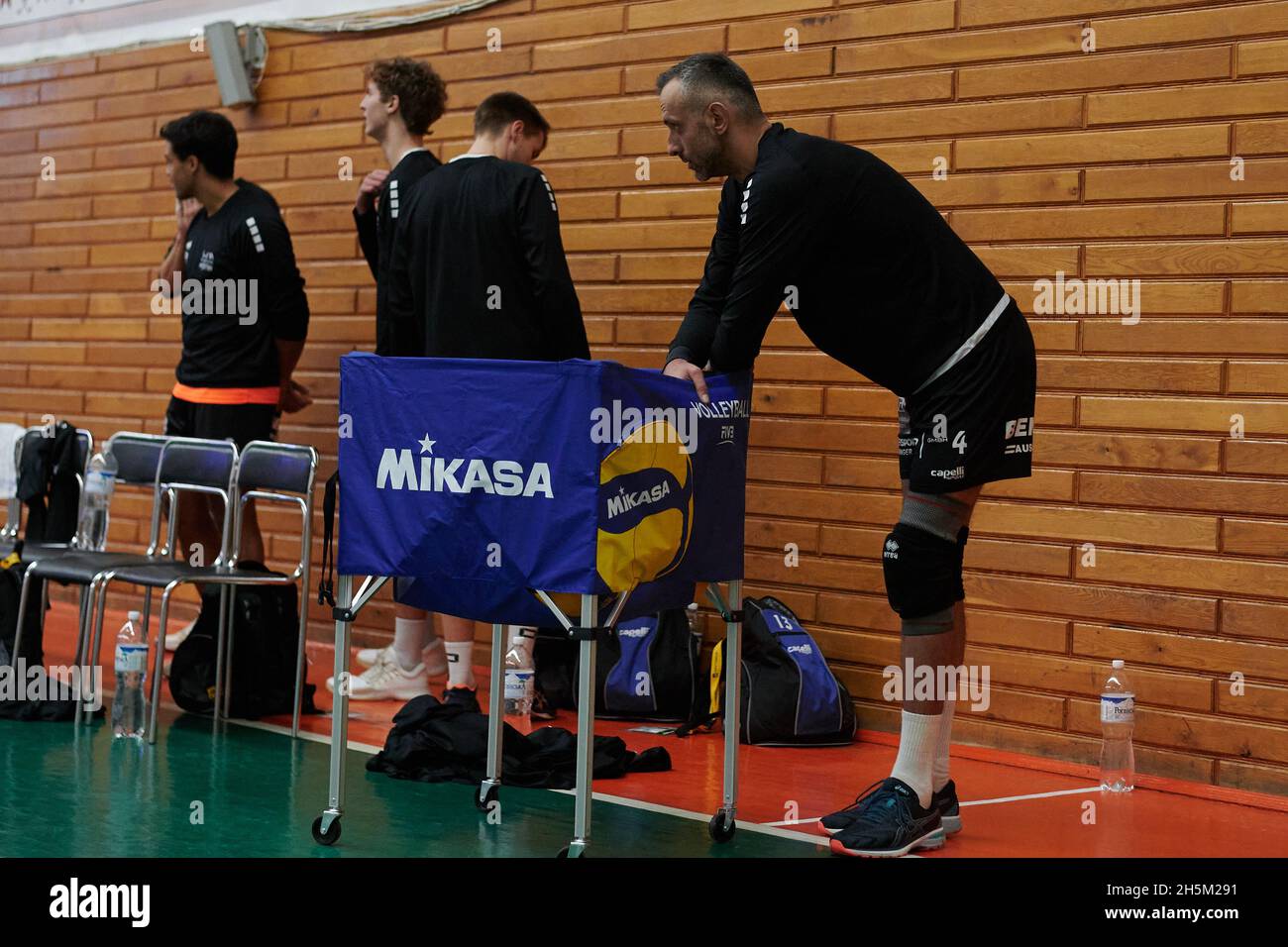 KHARKIV, UKRAINE - 10 NOVEMBRE 2021: Le match de volley de la coupe CEV Challenge VSC Law Academy vs VCA AMSTETTEN Banque D'Images