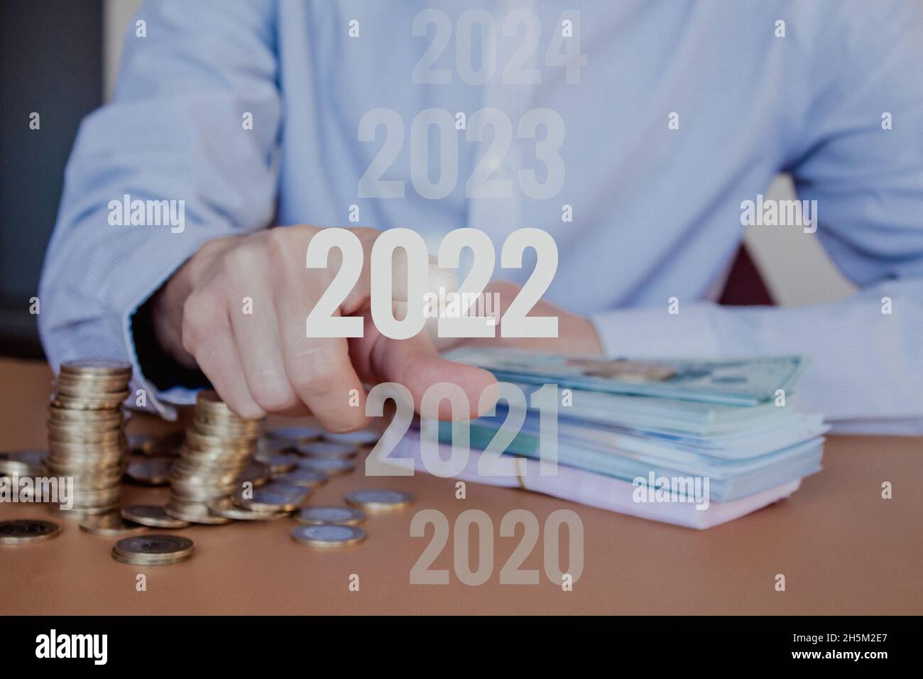 Homme d'affaires sélectionne l'année 2022.Concept du nouvel an 2022 à venir.Pointage à la main 2022. Banque D'Images