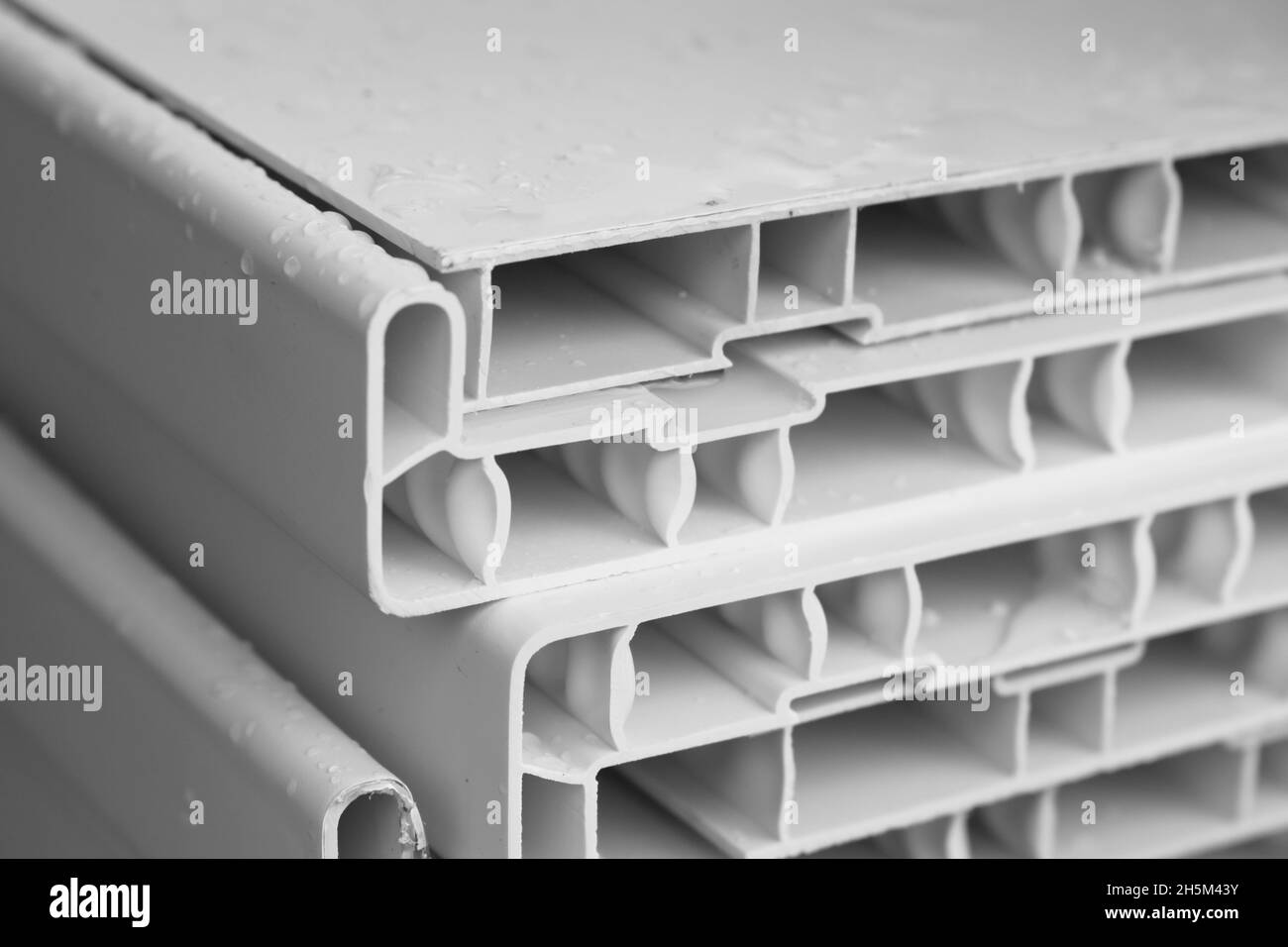 Détails de seuil de fenêtre en plastique blanc empilés dans une boutique de détails de construction, photo en gros plan Banque D'Images