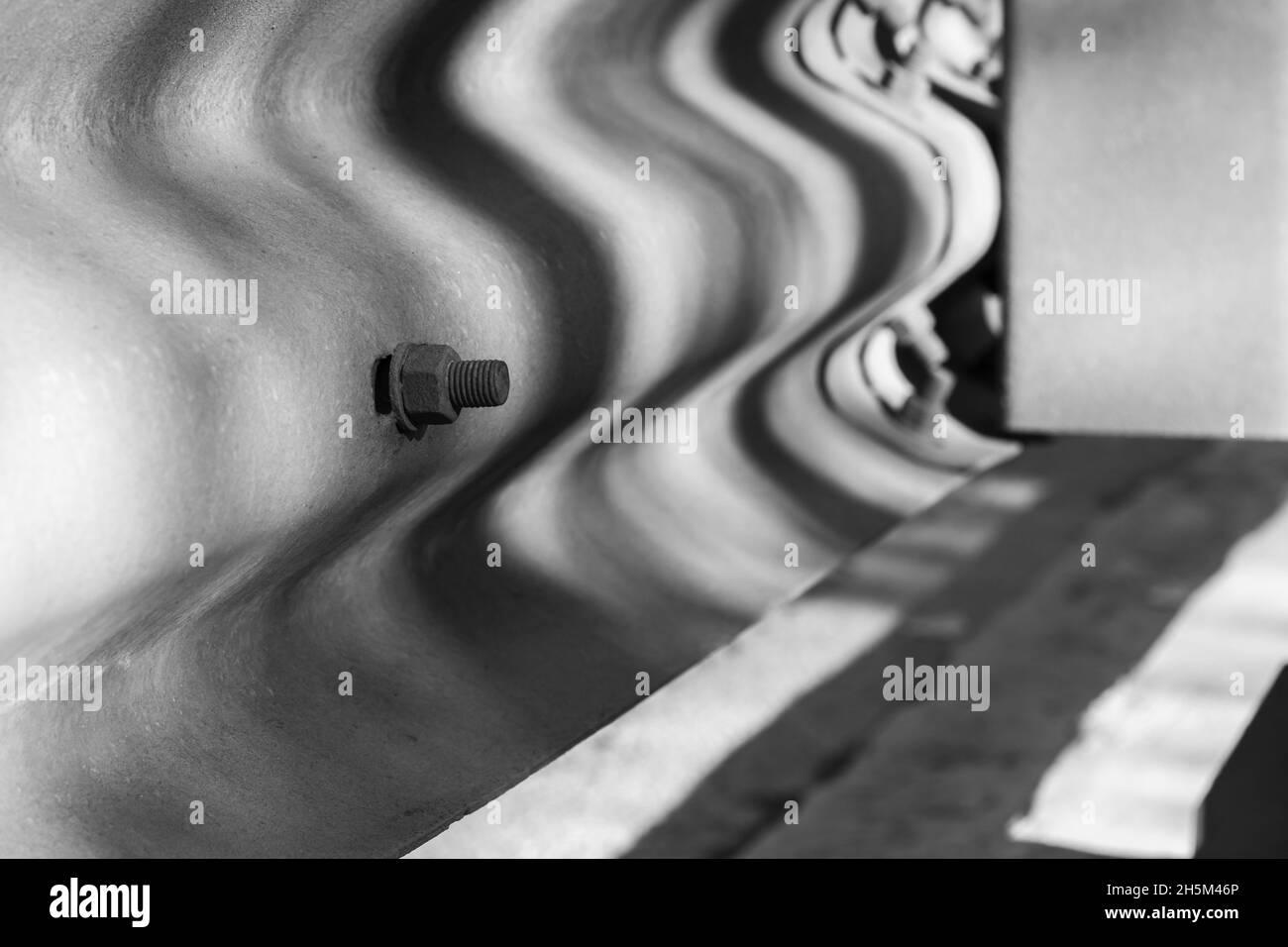 Arrière-plan industriel abstrait avec motif de boulons et d'ombres, gros plan en noir et blanc Banque D'Images