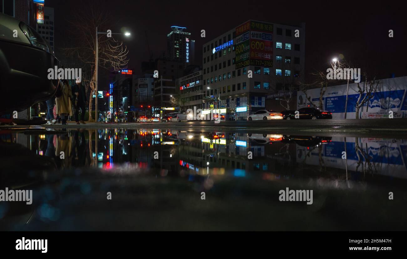 Busan, Corée du Sud - 19 mars 2018 : vue nocturne sur la rue avec des lumières colorées, les gens marchent dans la rue du centre-ville Banque D'Images