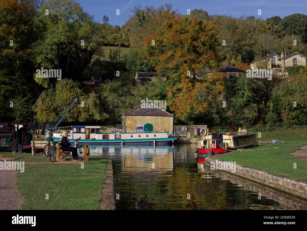 baignoire sur le canal de kennett et avon Banque D'Images