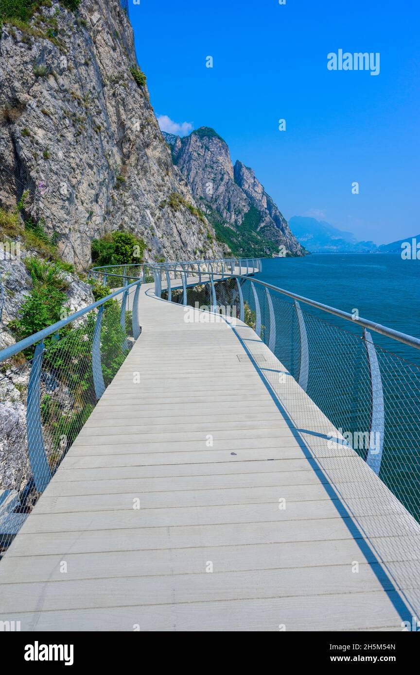 'Ciclopista del Garda' - route à vélo et chemin à pied au-dessus du lac de Garde avec de beaux paysages à Limone Sul Garda - destination de voyage à Bresc Banque D'Images