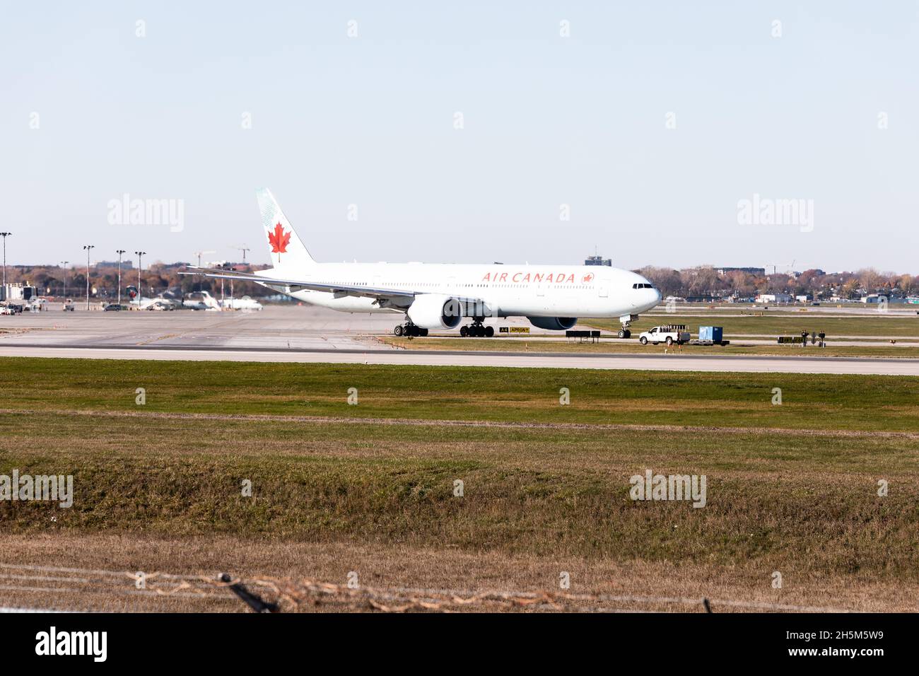 Air Canada Boeing 777-333 à l'aéroport de Montréal, Pierre-Elliott Trudeau, Québec, Canada Banque D'Images