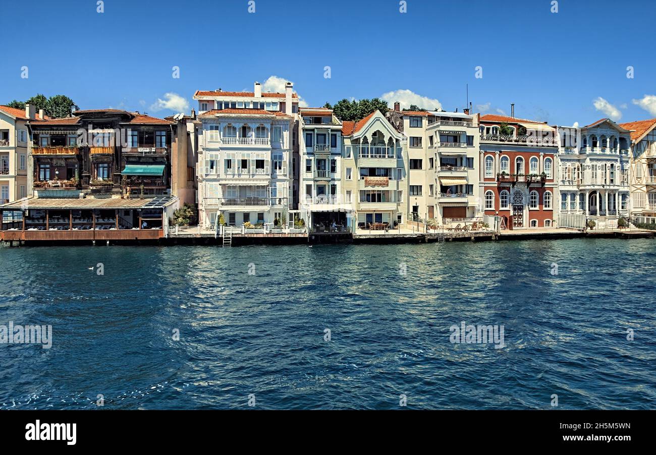 Architecture en Turquie les élégantes maisons de villages d'Istanbul sur les rives du détroit du Bosphore Banque D'Images