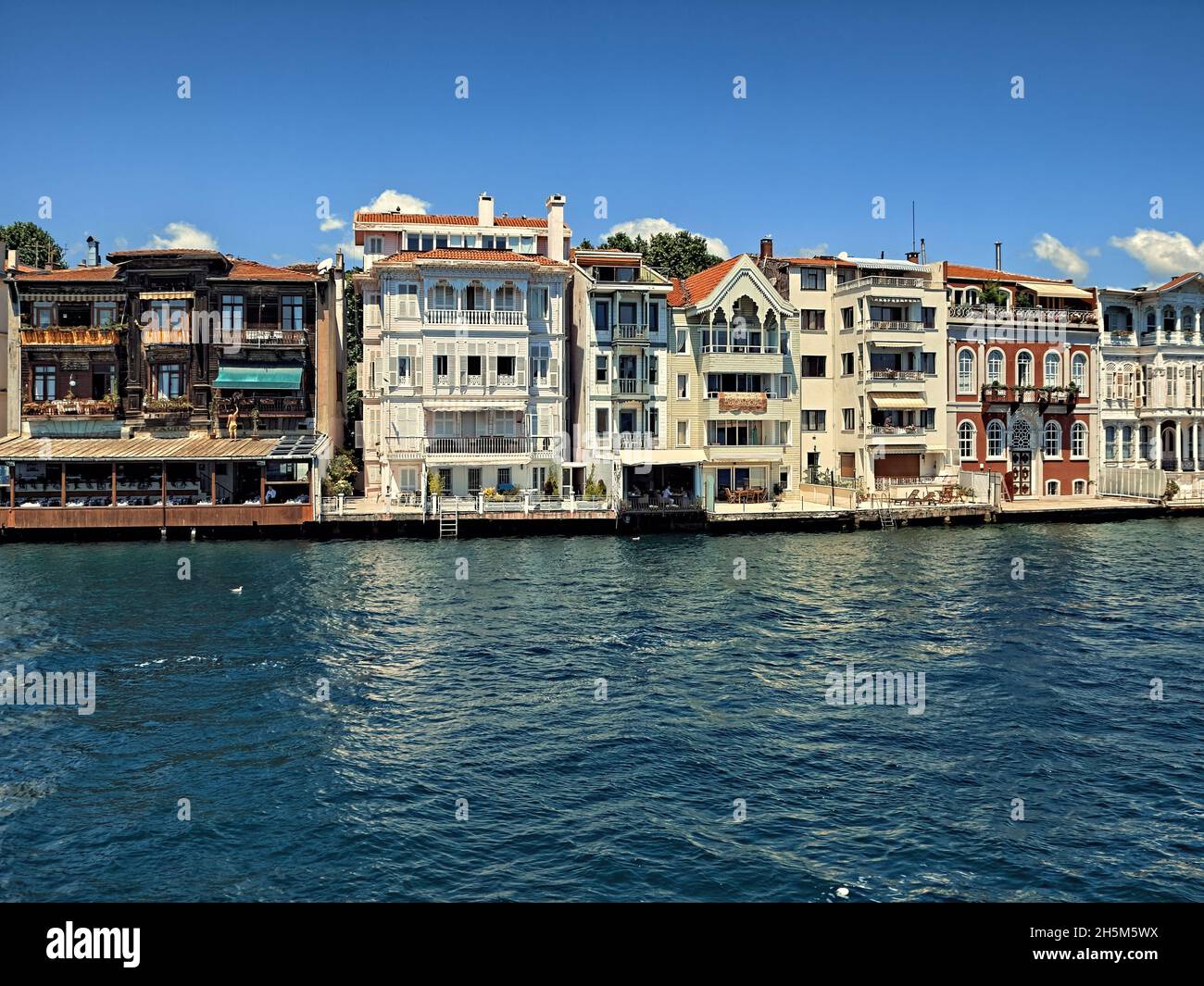 Architecture en Turquie les élégantes maisons de villages d'Istanbul sur les rives du détroit du Bosphore Banque D'Images