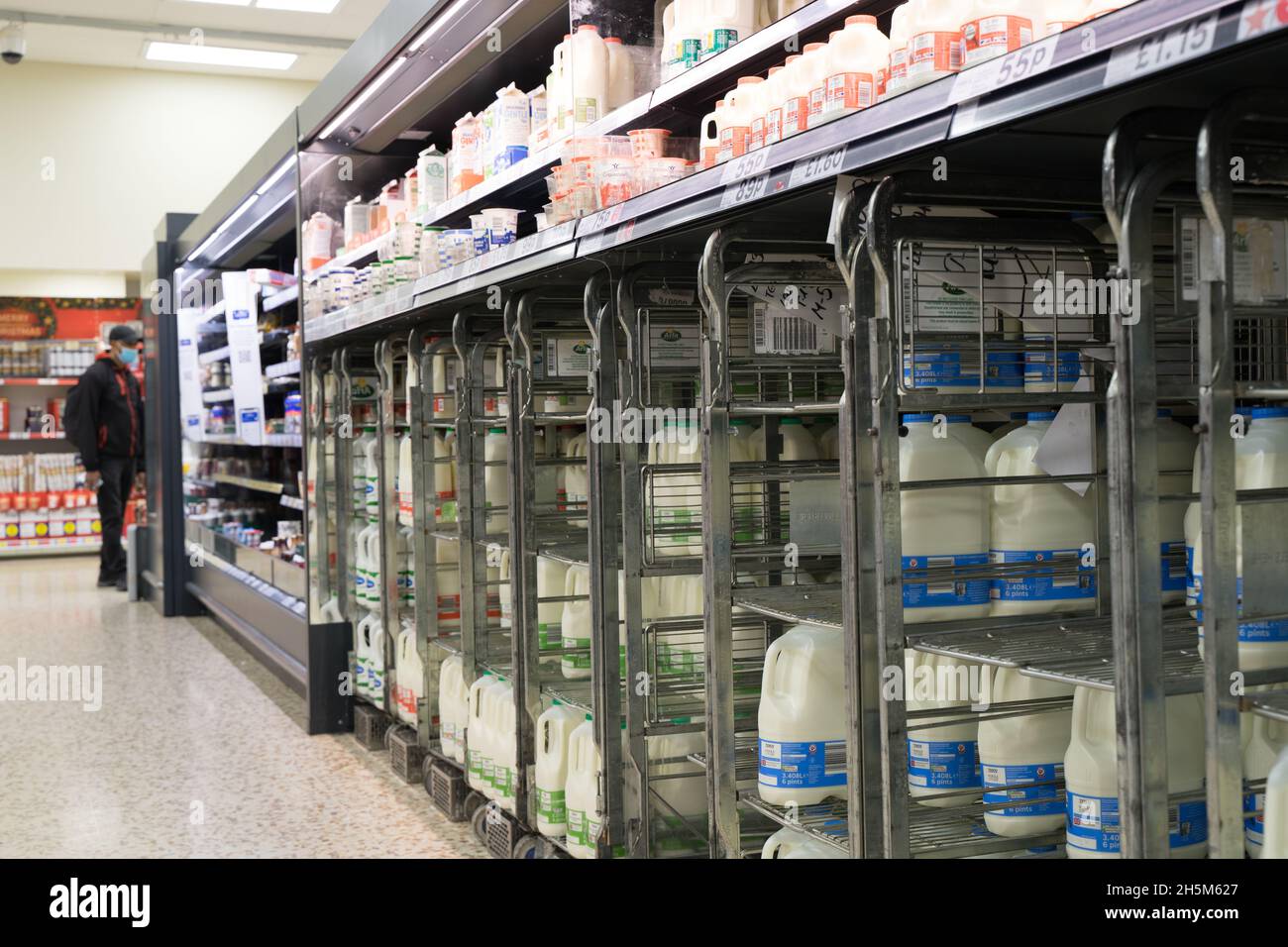 Bonnes fournitures de laits à Dairy allée au supermarché Tesco Londres Angleterre Royaume-Uni Banque D'Images