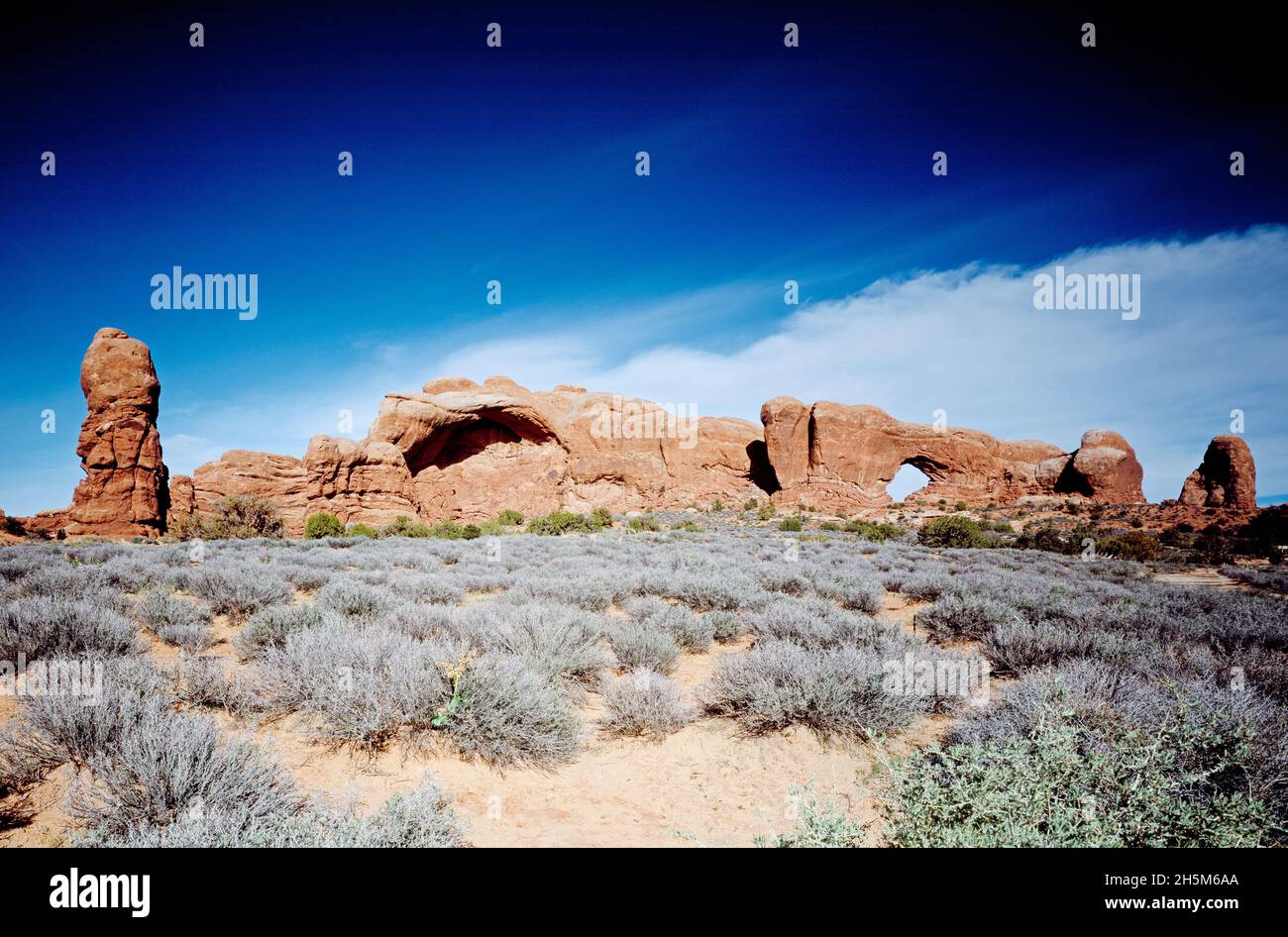 Vue sur les Pinnacles, parc national d'Arches, Utah.Old Mammoth Road.Image originale de Carol M. Highsmith’s America, collection de la Bibliothèque du Congrès.Creusez Banque D'Images