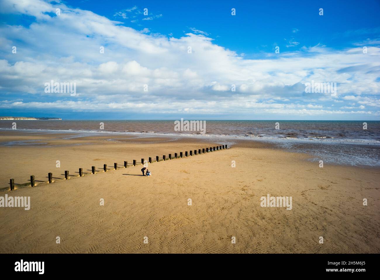 Une famille sur les sables du nord prenant une photo de groupe à marée basse à Bridlington Banque D'Images