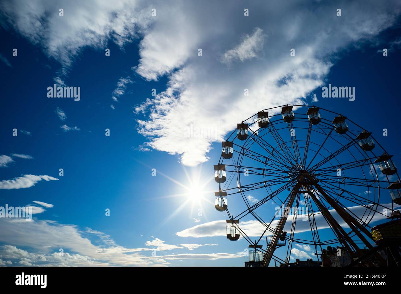 Grande roue et foire contre le feu à Bridlington, East Riding Banque D'Images