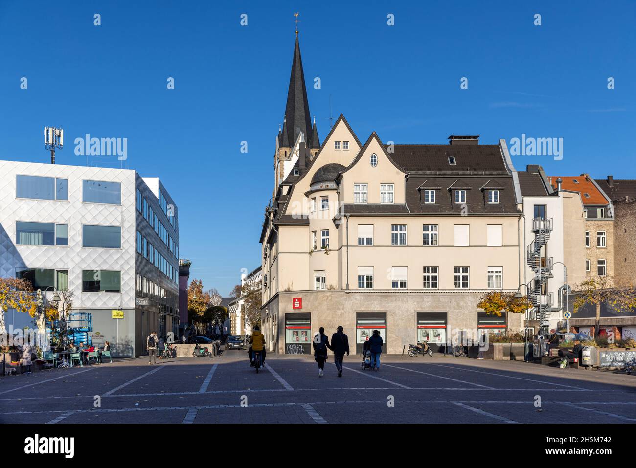 Les bâtiments du centre-ville de Cologne viennent de différentes périodes Banque D'Images