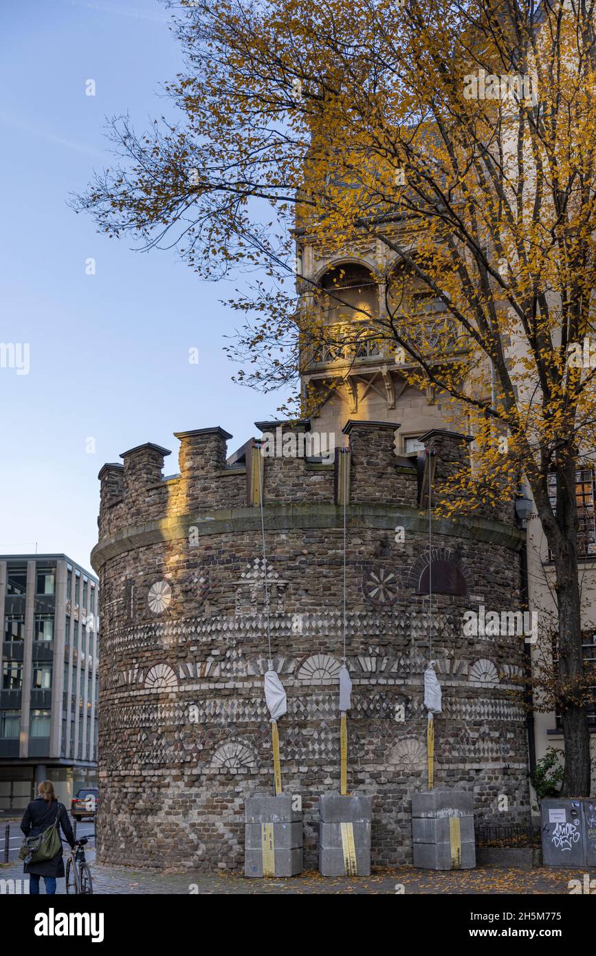 Les bâtiments du centre-ville de Cologne viennent de différentes périodes Banque D'Images