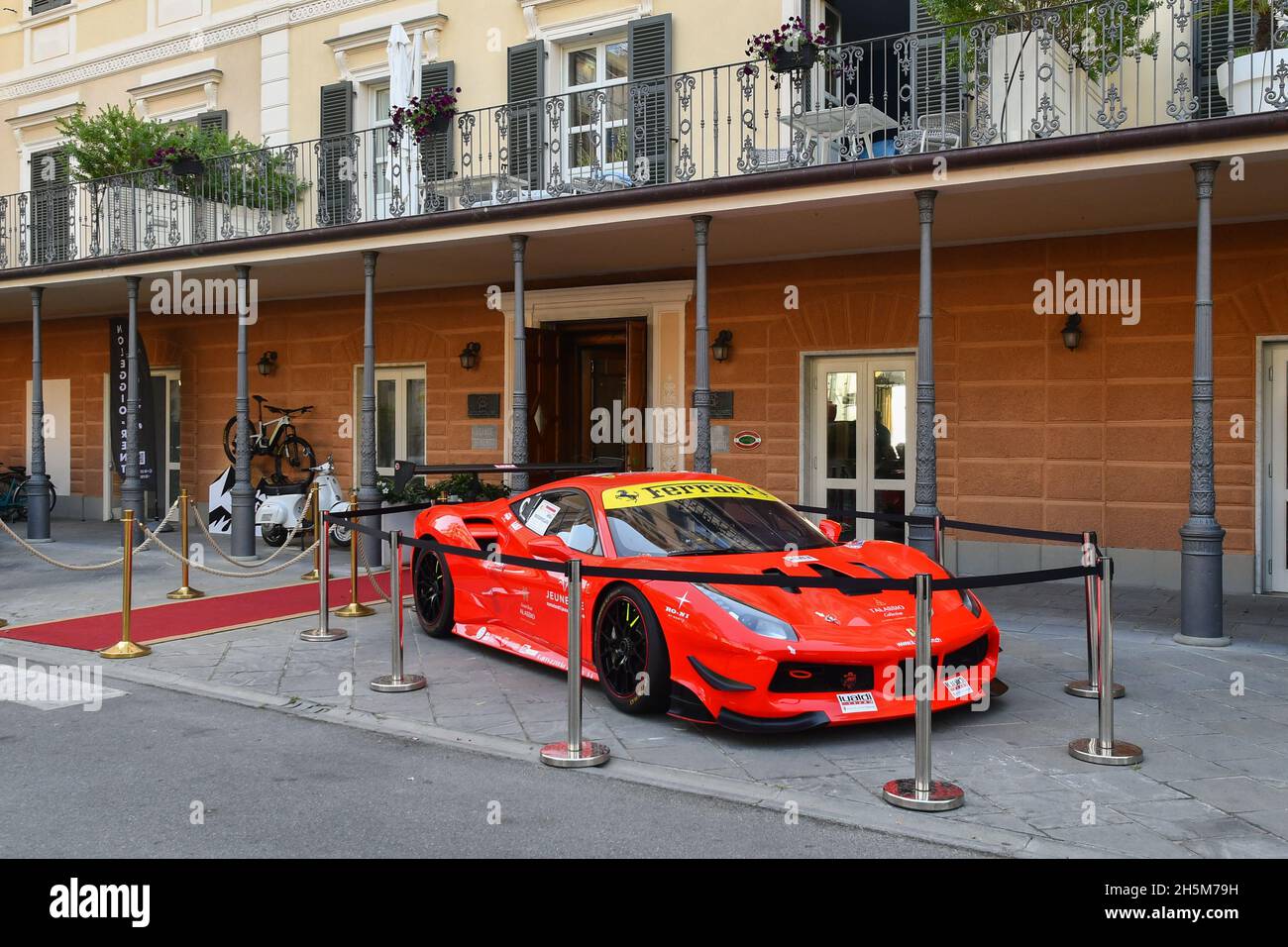 Une magnifique Ferrari garée en face du Grand Hotel Alassio, un hôtel 5 étoiles situé sur le front de mer d'Alassio, Savona, Ligurie Banque D'Images