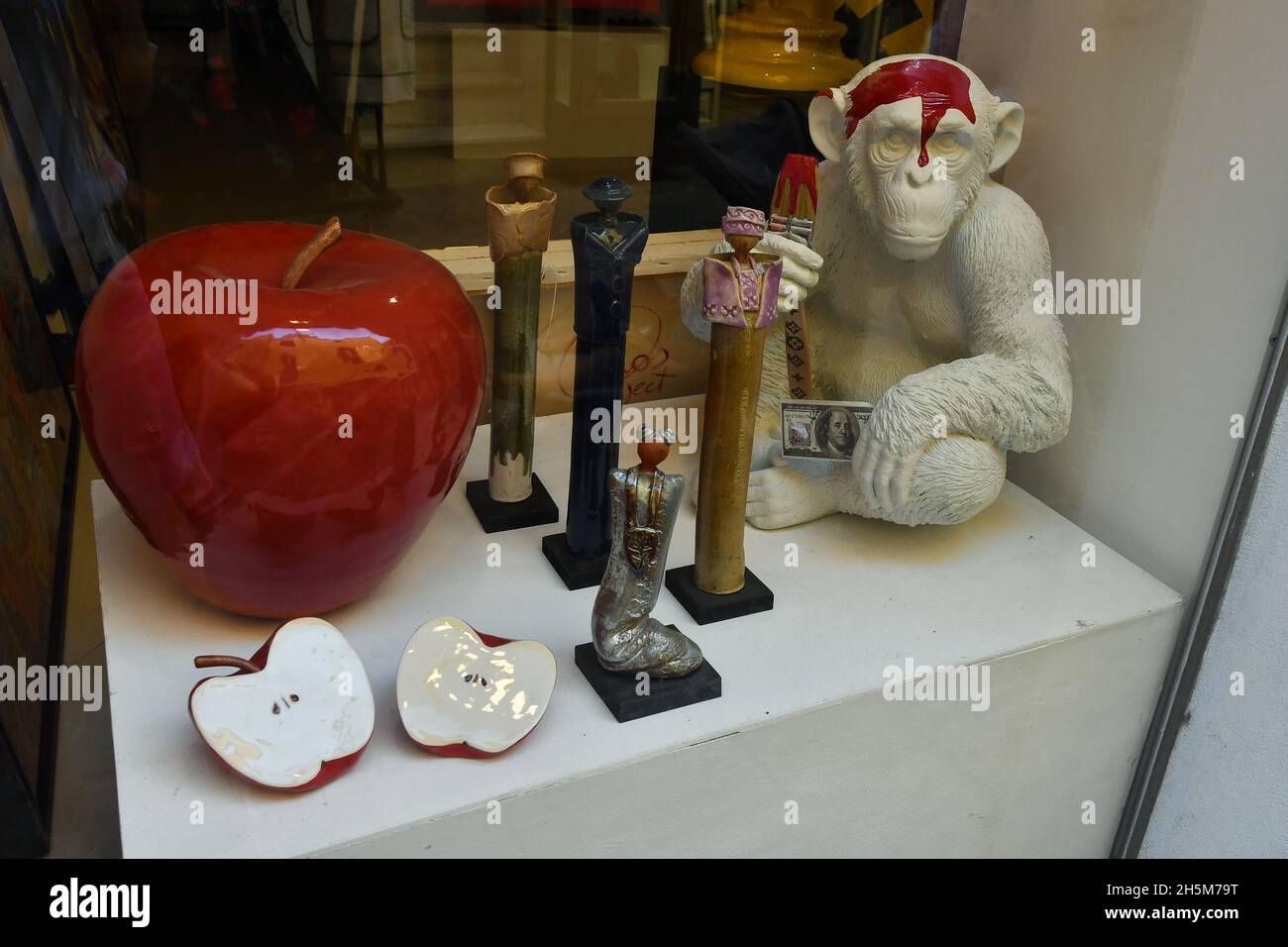Sculptures en céramique dans la fenêtre de la galerie d'art Arte è Kaos, située dans la célèbre allée piétonne d'Alassio, appelée « budello », Savona, Ligurie Banque D'Images