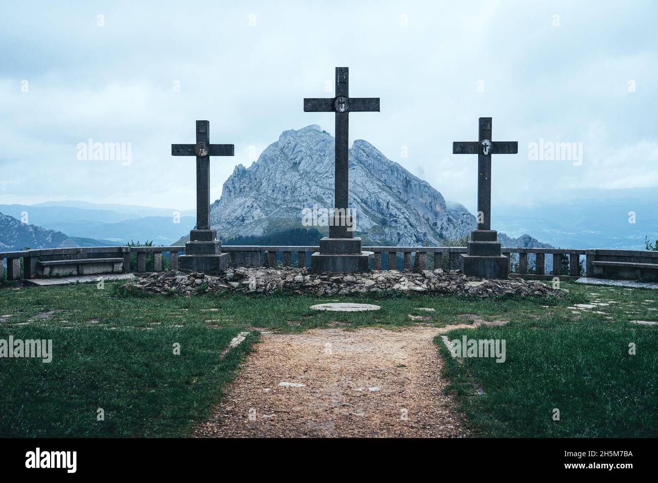 Urkiola guetteur des trois croix dans le pays Basque, Espagne. Banque D'Images